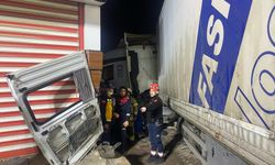 İzmir'de tırın minibüse çarpması sonucu 3 kişi hayatını kaybetti, 11 kişi yaralandı