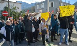 CHP Karaburun Belediye Başkan adayı Balcı'ya parti önünde tepki