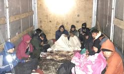 Kamyon kasasında 13 kaçak göçmen yakalandı