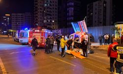 Mersin'de hastanın bulunduğu ambulans ile otomobil çarpıştı: 7 yaralı