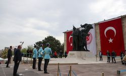 TBMM Başkanın'dan Atatürk anıtına 23 Nisan çelengi