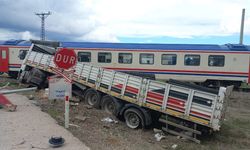 Tıra Tren Çarptı: Hemzemin Geçit Kazası
