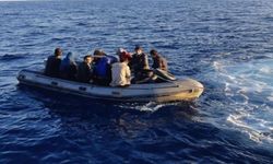 İzmir Çeşme Açıklarında Lastik Botta 12 Düzensiz Göçmen Yakalandı