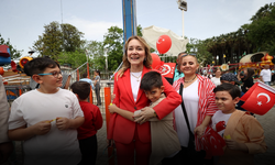Konak Belediye Başkanı Nilüfer Çınarlı Mutlu, Minikleri Lunaparkta Ağırladı