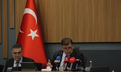 Dr. Cemil Tugay ilk Büyükşehir Belediye Meclisi’ne Türk bayrağı rozetiyle çıktı