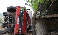 Aydın'da Pide Kamyonu Virajı Alamayarak Devrildi!