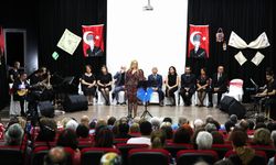 Aliağa Belediyesi Sanatevi Türk Halk Müziği Korosu Dinleyicilere Türkü Ziyafeti Sundu