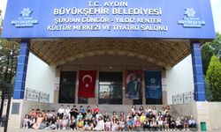 Genç oyuncuların performansı Aydın şehir tiyatrosu'nda alkışlandı