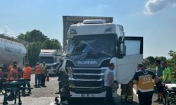 Anadolu Otoyolu'nda su tankeri ile tırın karıştığı kazada 5 kişi yaralandı
