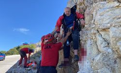 Fethiye'de kayalıklara düşen yamaç paraşütü pilotu yaralandı