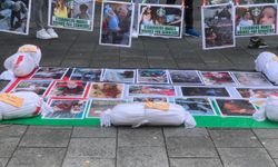 Hollanda'da bir araya gelen gruplar, Starbucks şubelerinin önünde İsrail'i protesto etti