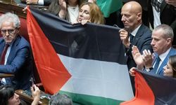 İtalya Temsilciler Meclisi'nde bir grup milletvekili Filistin bayrakları açtı