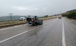 Sarıgöl'de takla atan otomobildeki 2 kişi yaralandı