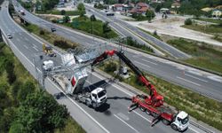 Düzce'de tabelaya çarpan kamyon şaşkınlık yarattı