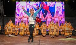 Halk dansları gecesi Gaziemir'de renkli görüntülere sahne oldu