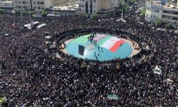 İran Cumhurbaşkanı Reisi'nin cenaze törenine binlerce kişi katıldı