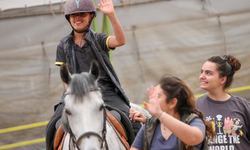 Buca Belediyesi’nden özel çocuklara atlı terapi desteği