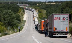 Schengen bölgesine giremeyen TIR'lar 24 km kuyruk oluşturdu!