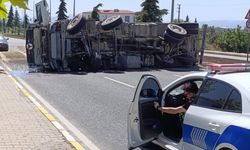 Lastiği patlayan tır karayolunu trafiğe kapattı