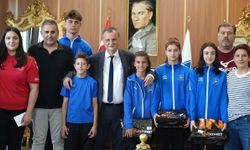 Başkan Semih Balaban şampiyon milli sporcuları ödüllendirdi