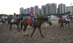 98. Gazi Koşusu öncesi jokeyler ve atlar hazırlıklarına devam etti