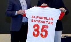 AK Parti'li İnan, Bakan Bayraktar'a Göztepe forması hediye etti