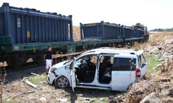 Diyarbakır'da yük treninin hafif ticari araca çarpması sonucu 2 kişi yaralandı