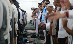 Endonezya'da Müslümanlar bayram namazı için camilere akın etti