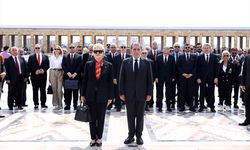 Galatasaray Başkanı Özbek ve yeni yönetim kurulu üyeleri, Anıtkabir'i ziyaret etti