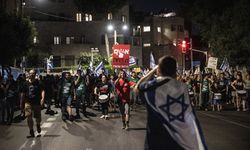 İsrailliler, Batı Kudüs’te esir takası anlaşması ve hükümetin istifası talebiyle gösteri düzenledi