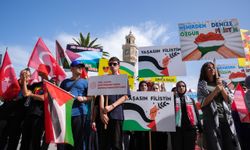 İzmir'de bir grup lise öğrencisi, Filistinli kardeşlerine destek için toplandı