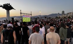 İzmir'de Türkiye-Portekiz maçı meydana kurulan dev ekrandan izlendi
