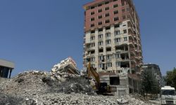 Kahramanmaraş'ta ağır hasarlı bina kontrollü şekilde yıkıldı