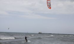 Karadeniz sahilinde rüzgarı heyecanla birleştiriyorlar