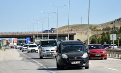 "Kilit kavşak" Kırıkkale'de bayram tatilinden dönüş yoğunluğu sürüyor
