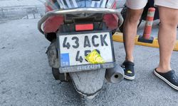 Kütahya'da motosikletinin plakasını ıslak mendille kapatan kasksız sürücüye ceza