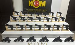 Mersin'de 27 ruhsatsız tabanca ele geçirilen operasyonda yakalanan 3 zanlı tutuklandı
