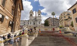 Roma'nın İspanyol Merdivenleri'nde kadın cinayetlerine karşı kırmızı boyalı eylem yapıldı