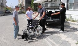 Samsun'da mavi kapak toplayan yüksekokul öğrencileri bir engelliye tekerlekli sandalye aldı