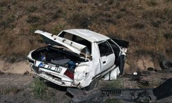Sivas'ta devrilen otomobildeki 5 kişi yaralandı