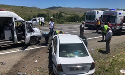 Sivas'ta yol kenarındaki toprak yığınına çarpan otomobildeki 3 kişi yaralandı