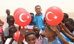 Sudanlı çocuklar TDV'nin dağıttığı balon ve şekerlerle sevindi