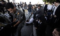 Ultra Ortodoks Yahudiler, İsrail’in zorunlu askerlik hizmetini protesto etmek için otoyolu trafiğe kapattı