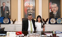 Vali Mustafa Çiftçi, "Erzurum Valisi" olmayı hayal eden minik kızı makamında ağırladı