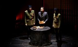"Yüzyıllık Destan: Savaş" oyunu Samsun'da tiyatroseverlerle buluştu