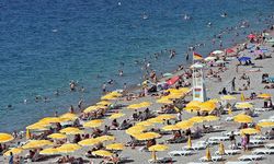 Antalya sahilleri Kurban Bayramı'nda doldu taştı!