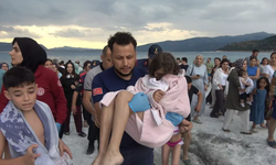 Salda Gölü'ne sürüklenen minik kızı cesur kanocu kurtardı