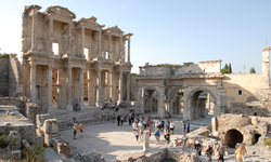 Efes Antik Kenti Kurban Bayramı'nda ziyaretçi akınına uğradı