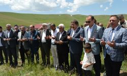 Erzurum'da PKK'nın 5 yıl önce katlettiği amca ile yeğen mezarları başında anıldı