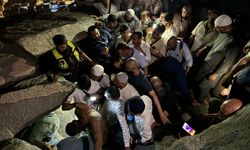 Hacı adayları, Hira Mağarası'nda dua ediyor